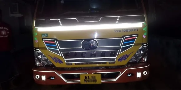 പട്ടാമ്പിയില്‍ അനധികൃതമായി മണ്ണ് കടത്തിയ ലോറികൾ റവന്യൂ സ്ക്വാഡ് പിടികൂടി