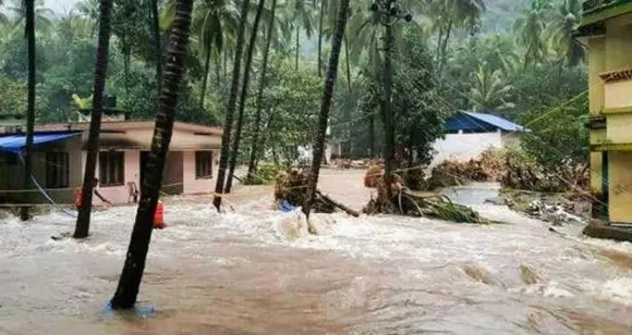 വയനാട് രക്ഷാപ്രവര്‍ത്തനത്തിനിടെ ഉരുള്‍പൊട്ടല്‍: തലനാരിഴയ്ക്ക് താമരശേരിയില്‍ തഹസില്‍ദാറും സംഘവും രക്ഷപ്പെട്ടു