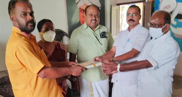 എസ്എൻഡിപി യോഗം കോഴിക്കോട് യൂണിയൻ്റെ കീഴിലുള്ള അത്താണിക്കൽ ശ്രീനാരായണ ഗുരുവരാശ്രമത്തിലെ വൈദിക കർമങ്ങളിൽ നിസ്വാർത്ഥ സേവനം ചെയ്യുന്ന പൂജാരി പി.വി സുരേഷ് ബാബുവിനെ ചതയ പൂജാ കമ്മിറ്റി ആദരിച്ചു