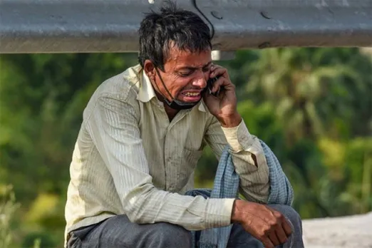 ആ മകൻ മരിച്ചു പോയി ....... രാജ്യതലസ്ഥാനത്തെ റോഡരികിൽ ഫോണിൽ സംസാരിക്കുന്നതിനിടെ പൊട്ടിക്കരയുന്ന ഒരാൾ; മരണത്തിന്റെ വക്കിൽ നിൽക്കുന്ന മകനെ ഒരുനോക്ക് കാണാനായുള്ള പിതാവിന്റെ വിങ്ങൽ; അത്രയും ഉൾക്കൊള്ളുന്നതാണ് ആ ചിത്രം