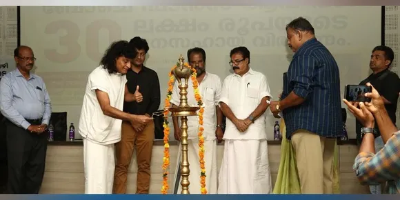 ബോചെ 30 ലക്ഷം രൂപ വിതരണം ചെയ്തു