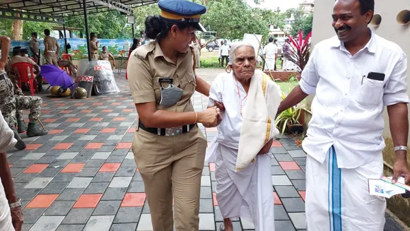 പ്രായം തളർത്താത്ത ജനാധിപത്യ ബോധം ; നൂറാം വയസിലും വോട്ട് ചെയ്യാൻ എത്തി അന്നമ്മ