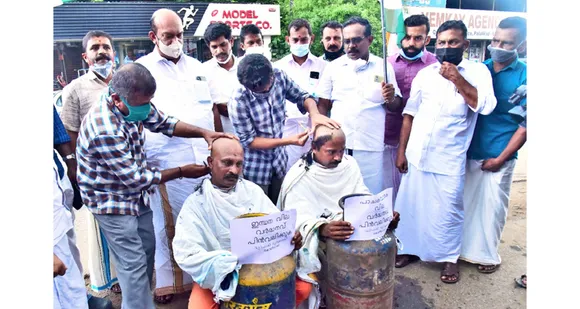 പാചകവാതക - ഇന്ധന വിലവർദ്ധനവിനെതിരെ വ്യാപാരി വ്യവസായി കോൺഗ്രസ് പാലക്കാട് ജില്ലാ കമ്മിറ്റിയുടെ നേതൃത്വത്തിൽ തല മുണ്ഡനം ചെയ്ത് പ്രതിഷേധിച്ചു