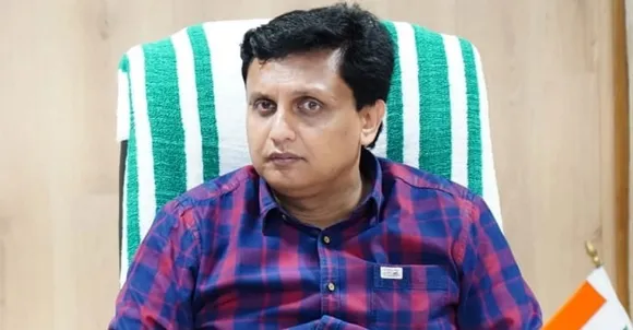 പണി തുടങ്ങാത്ത റോഡിന്റെ പണി കഴിഞ്ഞെന്ന് മന്ത്രിയോട് കള്ളം പറഞ്ഞു, ചോദ്യങ്ങൾക്ക് വിരുദ്ധമായ മറുപടി ! ആരോടാണ് സംസാരിക്കുന്നതെന്ന ബോധം വേണമെന്നും, എന്തും പറഞ്ഞ് രക്ഷപ്പെടാമെന്നും കരുതരുതെന്നും ഉദ്യോഗസ്ഥരോട് മന്ത്രി മുഹമ്മദ് റിയാസ്; വാക്കു പറഞ്ഞാൽ വാക്കായിരിക്കണം, മാറ്റിപറയേണ്ട സാഹചര്യം ഉണ്ടാക്കരുതെന്ന് ഉന്നത ഉദ്യോഗസ്ഥർക്ക് മന്ത്രിയുടെ താക്കീത്; ഉദ്യോഗസ്ഥരുടെ വാക്കിൽ വിശ്വാസമില്ല, പ്രവർത്തനം വിലയിരുത്താൻ ശബരിമല റോഡുകളിലൂടെ മന്ത്രിയുടെ യാത്ര