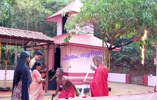 "എന്റെ ഇളപൊഴുതിലമ്മേ .. ഇവിടെ നിൽക്കുന്ന ഭക്തരുടെ ഗുണദോഷ വിചാരങ്ങൾ പറഞ്ഞു പോരണേ.. ശനി ദുരിതങ്ങൾ .. കുടുംബ പ്രാരാബ്ദങ്ങൾ .. പിതൃ സർപ്പദോഷങ്ങൾ തീർക്കണേ.. കാക്കണേ !''