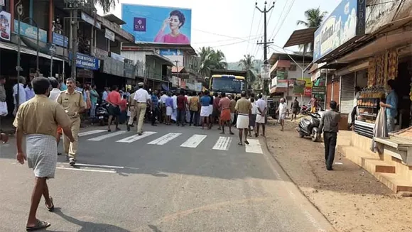 കൂടത്തായിയിൽ നാട്ടുകാർ ടിപ്പർ ലോറികൾ തടഞ്ഞു