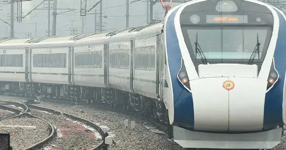 കേരളത്തിലോടുന്ന രണ്ട് ജനശതാബ്ദി ട്രെയിനുകൾക്ക് പകരം വന്ദേഭാരത് വരും. അടുത്ത ഫെബ്രുവരിയിൽ കോഴിക്കോട്ടേക്കും കണ്ണൂരിലേക്കും സർവീസുകൾ. പകൽ യാത്രയ്ക്ക് സൗകര്യം കൂടിയ വന്ദേ ചെയർകാർ ട്രെയിനുകളിൽ നിരക്കും കുറവ്. 160കിലോമീറ്റർ വേഗത്തിലോടിക്കാൻ ട്രാക്കുകൾ പുതുക്കിപ്പണിയും. കേരളത്തിൽ ട്രെയിൻ യാത്ര അടിമുടി മാറും.