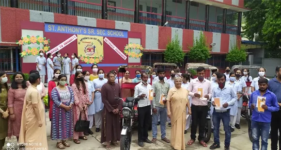 ഡൽഹി സെന്‍റ് ആന്‍റണീസ് സീനിയർ സെക്കണ്ടറി സ്കൂൾ ഹോസ്ഹാസ് പാവപ്പെട്ട കുടുംബങ്ങൾക്ക് സൈക്കിൾ ബാറ്ററി റിക്ഷാ വിതരണം നടത്തി