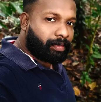 കൊല്ലം-തേനി ദേശീയപാതയില്‍ ചരക്ക് ലോറി ഓട്ടോറിക്ഷയ്ക്ക് മുകളിലേക്ക്  മറിഞ്ഞു; ഓട്ടോറിക്ഷാ ഡ്രൈവർക്ക് ദാരുണാന്ത്യം