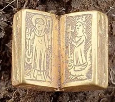 കൃഷിയിടത്തില്‍ മണ്ണിനടിയില്‍ നിന്ന് ദമ്പതികള്‍ക്ക് ലഭിച്ചത് അറുന്നൂറ് വര്‍ഷം വര്‍ഷം പഴക്കമുള്ള സ്വര്‍ണ്ണത്തില്‍ തീര്‍ത്ത ബൈബിള്‍; ചുരുങ്ങിയത് ഒരു ലക്ഷം പൗണ്ട് വിലമതിക്കുമെന്ന് യോര്‍ക്ക്ഷയര്‍ മ്യൂസിയം അധികൃതര്‍