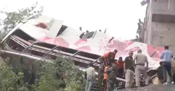 ജമ്മു കശ്മീരിൽ ബസ് കൊക്കയിലേക്ക് മറിഞ്ഞ് ഏഴ് മരണം,  മറിഞ്ഞത് വൈഷ്ണോ ദേവി ക്ഷേത്രത്തിലേക്ക് തീർത്ഥാടകരുമായി പോയ ബസ്