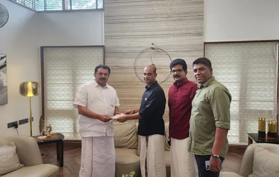 ബഹ്റൈൻ മലയാളി ബിസിനസ് ഫോറം നൽകുന്ന ഭവന ധനസഹായം കെ.മുരളീധരൻ എം പി ക്ക് കൈമാറി