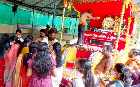 അനുഷ്ഠാനപെരുമയില്‍ ആലങ്ങാട്ട് സംഘം കാവിന്‍പുറം ക്ഷേത്രത്തില്‍ കാണിക്കിഴി സമര്‍പ്പിച്ചു