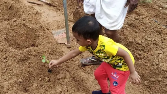 എൽ.പി.സ്കൂളിനു മുമ്പിൽ പച്ചക്കറി തോട്ടം ഒരുക്കി പരിസരവാസികളും സ്കൂൾ വിദ്യാർത്ഥികളുടെ രക്ഷിതാക്കളും മാതൃകയാവുന്നു