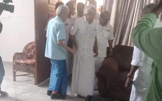 തലശ്ശേരിയിലെ വീട്ടിൽ വിശ്രമിക്കുന്ന സഹപാഠിയെ കാണാൻ ഉമ്മൻചാണ്ടി എത്തി