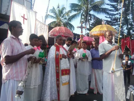 നെയ്യശ്ശേരി സെന്റ് സെബാസ്ററ്യൻസ് പള്ളി തിരുനാളിനു വികാരി ഫാ. ജോർജ് നിരപ്പത്ത് കൊടിയേറ്റുന്നു