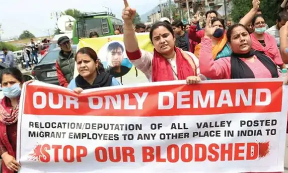 1990 -കളില്‍ തുടങ്ങിയ കാശ്മീരിലെ അശാന്തിക്കും പണ്ഡിറ്റുകളുടെ പലായനത്തിനും ഇനിയും പരിഹാരമുണ്ടായിട്ടില്ല. കാശ്മീരിൽ ടാർജറ്റ് കില്ലിംഗ് തുടർക്കഥയാകുന്നു !