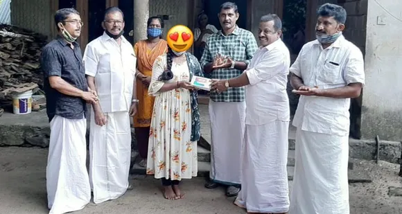 ഓൺലൈൻ പഠനസൗകര്യം ഇല്ലാതിരുന്ന വിദ്യാർഥിനിക്ക് ഒഐസിസി കുവൈറ്റ് ആലപ്പുഴ ജില്ലാ കമ്മിറ്റി സ്മാർട്ട് ഫോൺ നൽകി