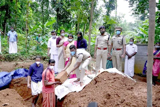നിർദ്ധന കുടുംബത്തിന് വീടു പണിതു നൽകി മാതൃകയായ കോടനാട് പോലീസിന് ഒരു ബിഗ് സല്യൂട്ട്