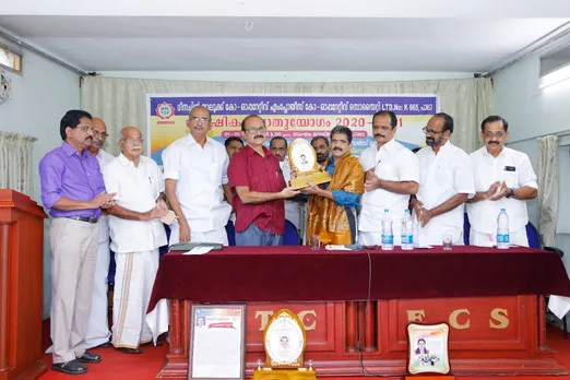 മീനച്ചിൽ താലൂക്ക് കോ-ഓപ്പറേറ്റീവ് എംപ്ലോയീസ് കോ-ഓപ്പറേറ്റീവ് സൊസൈറ്റി ഏർപ്പെടുത്തിയിട്ടുള്ള മികച്ച സഹകരണ ജീവനക്കാരനുള്ള അവാര്‍ഡ് ഉഴവൂർ സർവീസ് സഹകരണ ബാങ്ക് സെക്രട്ടറി രമേശ്‌ എസ് നായർക്ക്