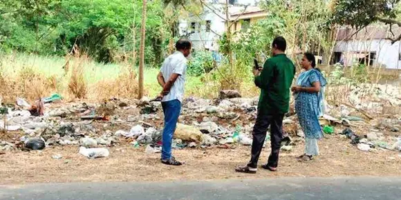 ശുചിത്വ എന്‍ഫോഴ്സ്മെന്റ് സ്‌ക്വാഡ് പാലക്കാട് ജില്ലയില്‍ പരിശോധന തുടങ്ങി. കരിമ്പ പഞ്ചായത്തില്‍ മാലിന്യങ്ങള്‍ കൂട്ടിയിട്ട് കത്തിക്കുന്നവര്‍ക്കെതിരെ നോട്ടീസ് നല്‍കാന്‍ സെക്രട്ടറിക്ക് നിര്‍ദേശം