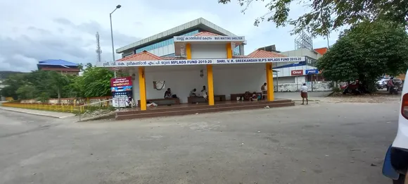 ഒലവക്കോട് റെയിൽവേ സ്റ്റേഷൻ പുതിയ റോഡിൽ നിർമ്മിച്ച ബസ് സ്റ്റോപ്പ് സാമൂഹ്യ വിരുദ്ധരുടെ താവളം