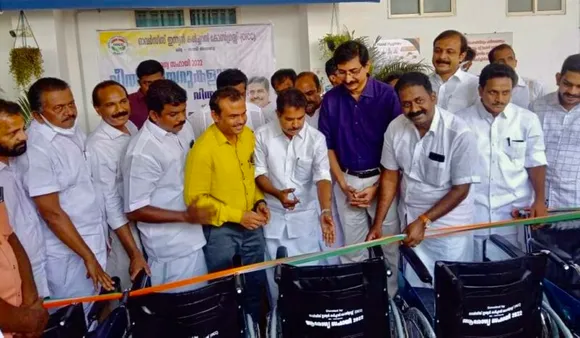 ജിദ്ദ ഒഐസിസിയുടെ ആരോഗ്യ സഹായി പദ്ധതിയിലൂടെ വീൽ ചെയർ വിതരണം ചെയ്തു