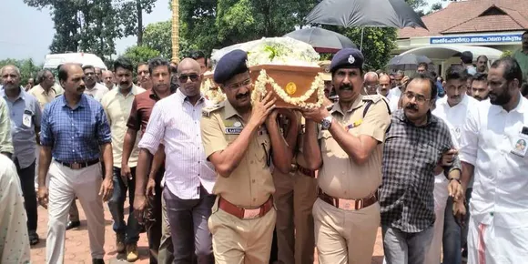 സഹപ്രവർത്തകന്റെ വിയോഗത്തിൽ വിതുമ്പി പോലീസ് കുടുംബം; പാലാ രാമപുരത്ത് ഡ്യൂട്ടിക്കിടെ കെട്ടിടത്തിൽ നിന്ന് വീണ് മരിച്ച സബ് ഇൻസ്പെക്ടറുടെ മൃദേഹം സംസ്ക്കരിച്ചു