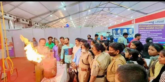 സിലിണ്ടര്‍ ലീക്കേജ്: ബോധവത്ക്കരണവുമായി പാലക്കാട് മുനിസിപ്പൽ സ്റ്റേഡിയത്തിൽ നടക്കുന്ന 'എൻ്റെ കേരളം' പ്രദർശന മേളയില്‍ അഗ്നിശമന സേന