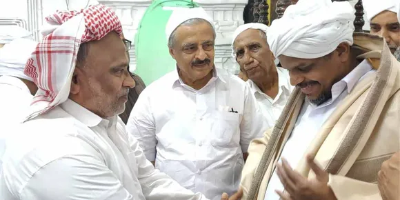 വിളക്കത്തിരുന്ന് ബറകത്ത് നേടാൻ സഖാഫി ബിരുദധാരികൾ; "ഇൽമ്" തേടി ഇന്നും തുടരുന്ന പൊന്നാനി തീര്‍ത്ഥാടനം...