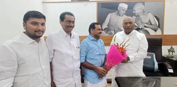 മല്ലികാർജ്ജുൻ ഖാർഗെയെ കണ്ട് ആശംസയറിയിച്ച് ഡീൻ കുര്യാക്കോസ് എം.പി