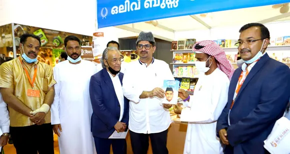 ഷാർജ പുസ്തകമേള; അഹമ്മദ്കുട്ടി ഉണ്ണികുളത്തിന്റെ ''പകരം ഇല്ലാത്ത സീതി സാഹിബ്'' ബഷീർ അലി തങ്ങൾ പ്രകാശനം ചെയ്തു