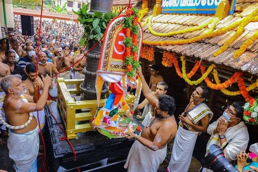 തൃക്കാരിയൂർ പെരുമയിൽ  മഹാദേവന്റെ തൃക്കൊടിയേറ്റ് നടന്നു