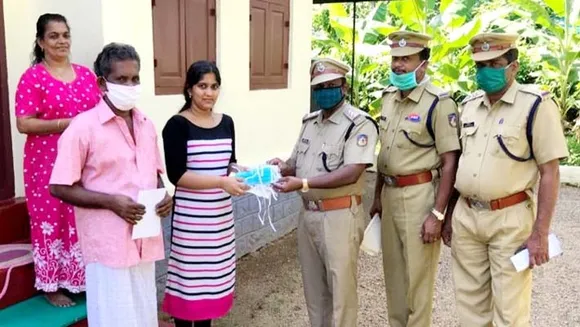 അർച്ചനയ്ക്ക്  വിവാഹ സമ്മാനവുമായി പാലാ പോലീസ് വീട്ടിലെത്തി