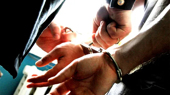 യുവതിയും കാമുകനും ചേര്‍ന്ന് പോലീസ് വേഷത്തില്‍ തട്ടിപ്പ്. ഇരുവരും അറസ്റ്റില്‍