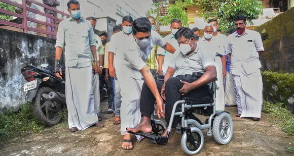 7 വർഷമായി അരക്ക് താഴെ തളർന്നിരിക്കുന്ന രാമനുണ്ണിക്ക് യുത്ത് കെയറിൻ്റെ ഭാഗമായി ഷാഫി പറമ്പിൽ എംഎൽഎ യന്ത്രവത്കൃത വീൽചെയൽ കൈമാറി