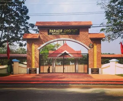 പോലീസ് പരിശീലനത്തിൽ ഗുരുതര പിഴവ്. വനിതാ ബറ്റാലിയൻ അംഗങ്ങൾക്ക് പരേഡും വെടിയുതിർക്കാനും അറിയില്ല. തട്ടിക്കൂട്ട് പരിശീലനത്തിന്റെ ഫലം. പരേഡിൽ ഒന്നിച്ചു നീങ്ങാനും ഒന്നിച്ച് വെടിയുതിർക്കാനും അറിയാത്ത 35 സേനാംഗങ്ങളെ കടുത്ത പരിശീലനത്തിന് അയയ്ക്കാൻ ഡി.ജി.പി. പോലീസിന്റെ നാണം കെടുത്തിയ പരേഡ് നടന്നത് എസ്.എ.പി ഗ്രൗണ്ടിൽ