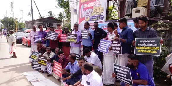 കരുനാഗപ്പള്ളിയിൽ ടൂറിസ്റ്റ് ബസ് തൊഴിലാളി കളുടെയും, ഓണേഴ്സിന്റെയും സംയുക്ത ആഭിമുഖ്യത്തിൽ മൗന ജാഥയും ധർണയും നടത്തി
