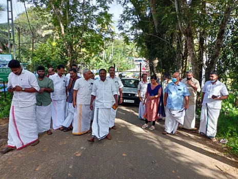 ചേർപ്പുങ്കൽ പാലം ചെറുവാഹനങ്ങൾക്ക് തുറന്നുകൊടുത്ത് എൽഡിഎഫ്