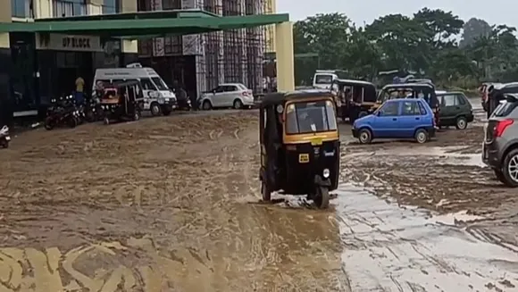 പാലക്കാട് മെഡിക്കൽ കോളേജ്: പുറത്ത് പൂട്ടിയ പാടം പോലെ അകത്ത്കുളം പോലെ