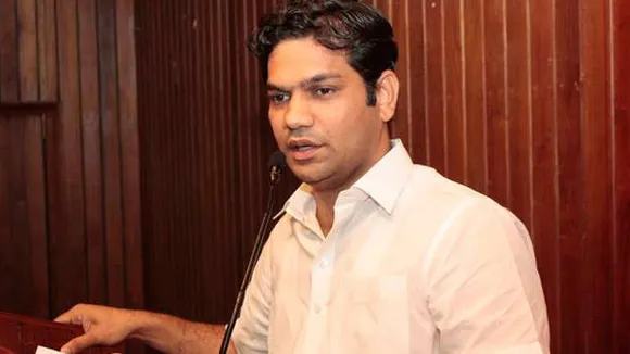 എറണാകുളത്തും ‘കണ്ണൂര്‍’ മാതൃക; പ്രായമായവര്‍ക്കും ഭിന്നശേഷിക്കാര്‍ക്കുമായി വീട്ടിലെത്തി നടത്തുന്ന പോസ്റ്റല്‍ വോട്ടെടുപ്പ് പ്രക്രിയയില്‍ അട്ടിമറി നടക്കുന്നുവെന്ന് ഹൈബി ഈഡന്‍; ഉദ്യോഗസ്ഥരുടെ തിരിച്ചറിയല്‍ കാര്‍ഡില്‍ ഫോട്ടോ ഇല്ല