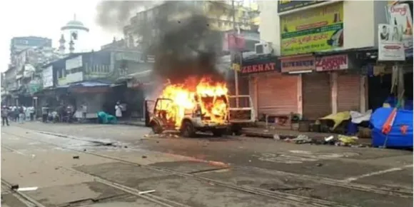 ബംഗാൾ സംഘർഷം: പോലീസ് വാഹനത്തിന് തീയിട്ട് പ്രതിഷേധക്കാർ; പ്രതിഷേധക്കാരെ പിരിച്ചുവിടാൻ പോലീസ് കണ്ണീർ വാതകവും ജലപീരങ്കിയും പ്രയോഗിച്ചു