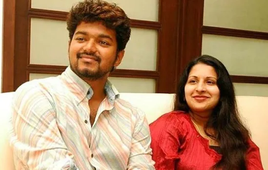 വിജയ് യുടെ ഭാര്യ സംഗീതയെ ആദായനികുതി വകുപ്പ് ഉദ്യോഗസ്ഥർ ചോദ്യം ചെയ്യുന്നു... എട്ട് ആദായനികുതി വകുപ്പ് ഉദ്യോഗസ്ഥരാണ് പരിശോധനയ്ക്കും ചോദ്യം ചെയ്യലിനുമായി വിജയിയുടെ ഈസ്റ്റ് കോസ്റ്റ് റോഡിലെ വസതിയിലുള്ളത്