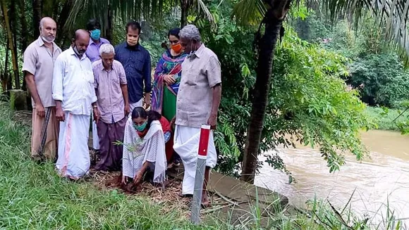 വാകപ്പൂമരം വീശും വല്യ തോടിൻ തീരം..... പ്രസിദ്ധമായ പഴയ സിനിമാ പാട്ടിൻ്റെ പാഠഭേദമല്ല ഇത് ; ഏഴാച്ചേരി വല്യ തോടിൻ്റെ തീരത്ത് ഒരു കിലോമീറ്ററോളം ദൂരം പൂ വാകമരങ്ങൾ വച്ചുപിടിപ്പിക്കുകയാണ്.... ഉദ്ഘാടനം പരിസ്ഥിതി ദിനത്തിൽ നടന്നു