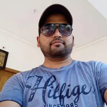 '' ഒരു മാസമായി റൂമില്‍ നിന്ന് പുറത്തിറങ്ങിയിട്ട്, എങ്കിലും കൊറോണ നുമ്മളെയും പിടിച്ചു. ടെസ്റ്റ് റിസല്‍ട്ട് പോസീറ്റിവാണെന്ന് പറയാന്‍ ഒരാള്‍ വിളിച്ചതല്ലാതെ വേറെ കോളും മെസേജും ഒന്നും വന്നില്ല, മരുന്നുകളും ഐസൊലേഷനും ഇല്ലാത്തതിനാൽ ചൂടുവെള്ളം കുടിച്ചുകൊണ്ടേയിരിക്കുന്നു, രാവിലെയും വൈകുന്നേരവും കുറച്ചു വെയില്‍ കൊള്ളുന്നു, പടച്ചോനോട് പ്രാർത്ഥിക്കുന്നു...തോല്‍ക്കില്ല, ജയിച്ച് കയറുക തന്നെ ചെയ്യും''; പ്രവാസി യുവാവ് പറയുന്നു