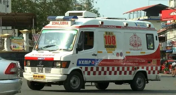 വിയ്യൂരില്‍ ആംബുലന്‍സ് മറിഞ്ഞ് 67കാരിയായ രോഗി മരിച്ചു,  4 പേര്‍ക്ക് പരുക്കേറ്റു