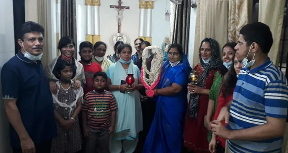 ഫരീദാബാദ് രൂപത മാതൃവേദിയുടെ നേതൃത്വത്തിൽ മാതാവിന്റെ കൊന്ത മാസത്തില്‍ തിരുസ്വരൂപംവച്ച് കൊന്ത ചൊല്ലി പ്രാർത്ഥിക്കുന്നതിൻറെ ഭാഗമായി ആർ.കെ പുരം സെന്റ് പീറ്റേഴ്സ് ദേവാലയത്തില്‍ നിന്നും സൗത്ത് എക്സ്റ്റന്‍ഷന്‍ മദര്‍ തെരേസ ഇടവക മാതൃവേദി അംഗങ്ങള്‍ തിരുസ്വരൂപം ഏറ്റുവാങ്ങി