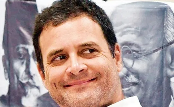 "ചായ അടുപ്പത്ത്‌ വച്ചോളൂ... ഞാനിപ്പോ വരാം..." ; ആയിഷുമ്മയെ അമ്പരപ്പിച്ച് രാഹുല്‍ ഗാന്ധി;  വീട്ടിലെത്തി ചായയും കുടിച്ച് പെട്ടിയപ്പവും കഴിച്ചു;  സ്വന്തം മകന്‍ അമ്മയോട് എന്നപോലെ കാലില്‍ തൊട്ട് സുഖവിവരവും അന്വേഷിച്ചു; പ്രിയപ്പെട്ട എംപിയുടെ സ്‌നേഹം അനുഭവിച്ചറിഞ്ഞ് വയനാട്ടുകാര്‍