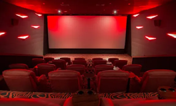 സംസ്ഥാനത്ത് സിനിമാ തിയേറ്ററുകളിലെ മുഴുവൻ സീറ്റുകളിലും കാഴ്ചക്കാരെ അനുവദിക്കുന്നതിന് അനുമതിയില്ല; കൂടുതൽ ഇളവുകൾ നൽകേണ്ടതില്ലെന്ന് അവലോകന യോ​ഗ തീരുമാനം