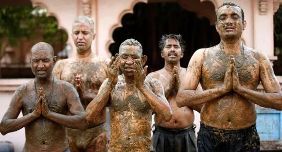 കൊവിഡിനെ പ്രതിരോധിക്കാന്‍ പശുവിന്റെ ചാണകവും മൂത്രവും ശരീരത്ത് പുരട്ടി ആളുകള്‍; ഇതു കണ്ടിട്ട് ചിരിക്കണോ അതോ കരയണമോ എന്ന് അഖിലേഷ് യാദവ്‌